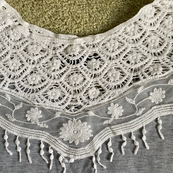 Short sleeved gray lace top - Picture 2 of 3